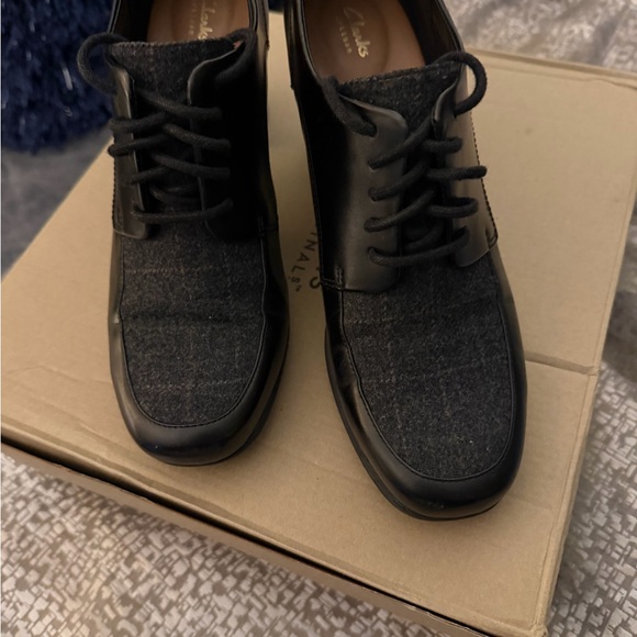 Clarks Women’s Black and Gray Oxfords - Picture 2 of 3